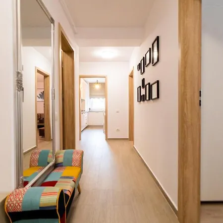 בראשוב Pentha Apt - Stylish And Spacious 2-Bedroom Apartment Near Coresi Mall מראה חיצוני תמונה