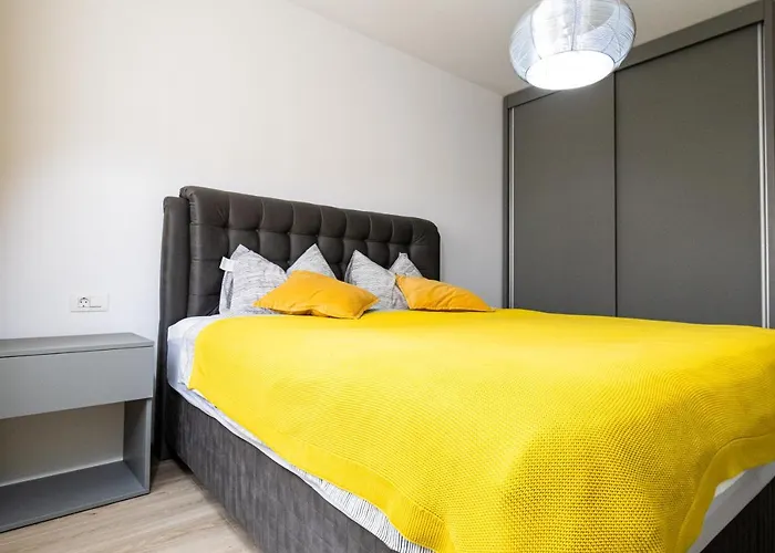 Pentha Apt - Stylish And Spacious 2-Bedroom Apartment Near Coresi Mall