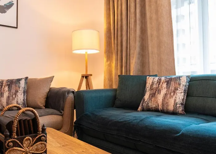 Pentha Apt - Stylish And Spacious 2-Bedroom Apartment Near Coresi Mall